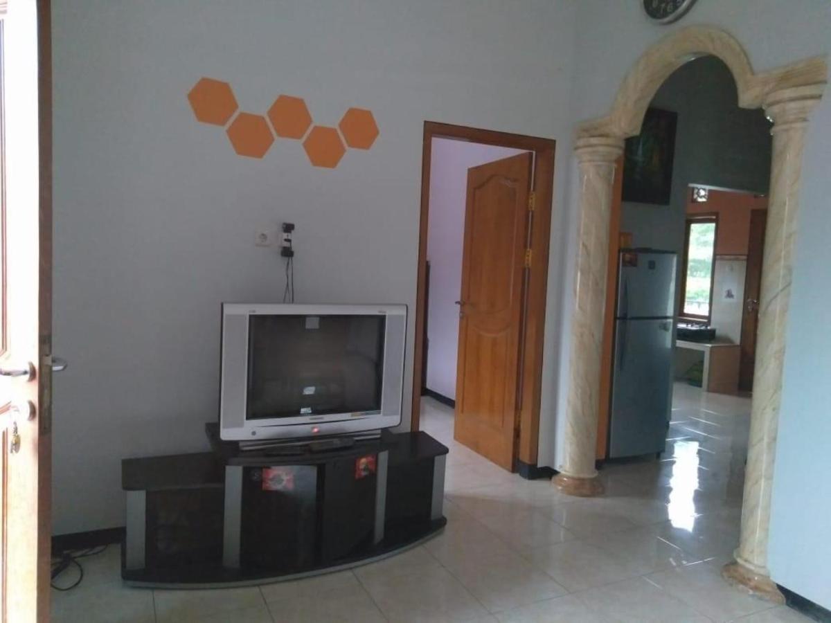 Villa Trijaya Batu  Exterior photo